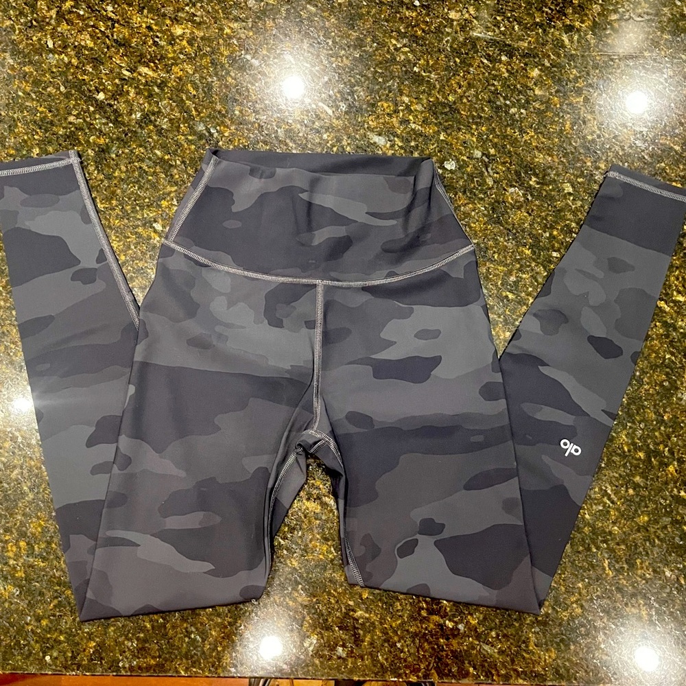 Alo Camo leggings. Size S.